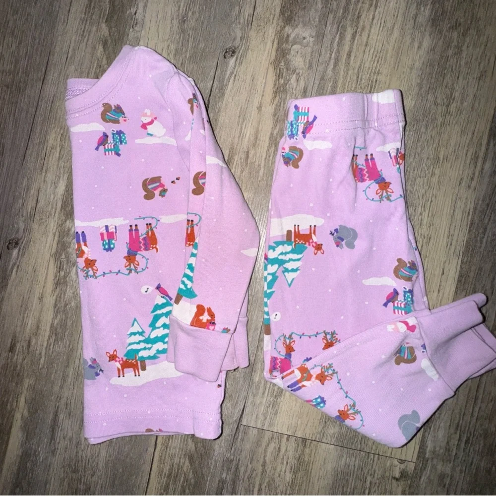 ☀️6/$20☀️ Old Navy Kids Pajama Set in Lavender with Holiday Print
